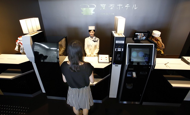 Na snímke recepční v podobe robotov obsluhujú v hoteli Henn-na v japonskom meste Sasebo neďaleko Nagasaki