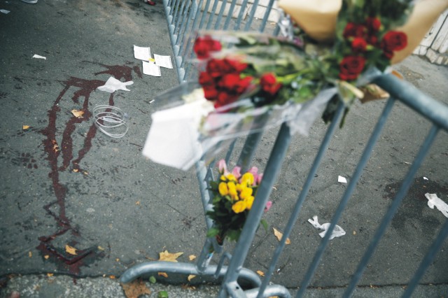  Na snímke kvety a stopy krvi pred koncertnou sieňou Bataclan 14. novembra 2015 v Paríži