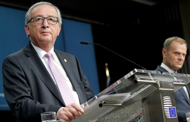 Na snímke predseda Európskej komisie Jean-Claude Juncker (vľavo) a predseda Európskej rady Donald Tusk