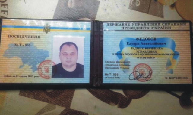 Na snímke pas zamestnanca sekretariátu Porošenka