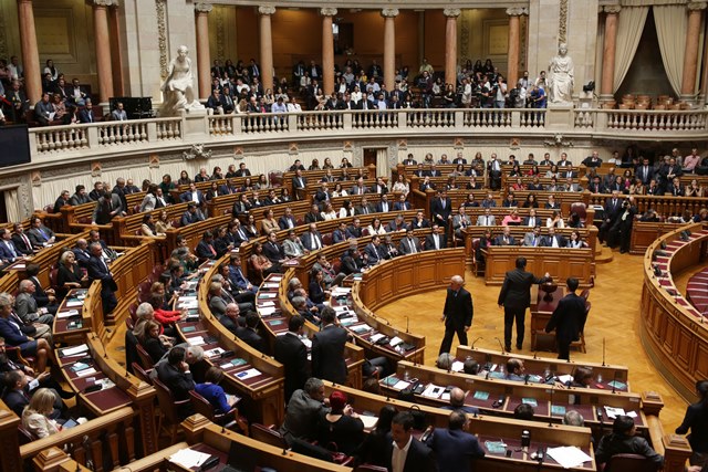 Na snímke poslanci portugalského parlamentu 