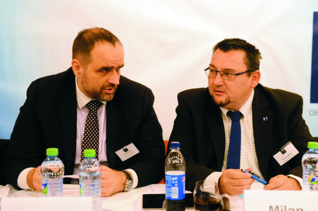 Na snímke predseda SDKÚ-DS Pavol Frešo (vľavo) a novozvolený predseda Ústrednej rady SDKÚ-DS Milan Roman