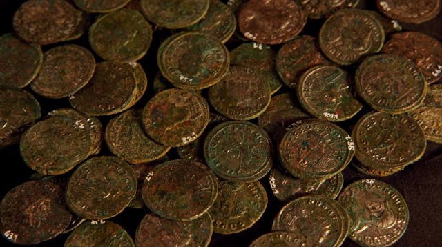 Na snímke časť nájdených rimských mincí vo švajčiarskom Uekene  