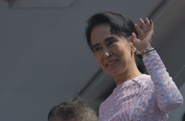  Líderka mjanmarskej opozície Aun Schan Su Ťij máva stúpencom po jej prejave po parlamentých voľbách v Mjanmarsku, z balkóna sídla strany na predmestí Rangúnu 9. novembra 2015. Prvé slobodné parlamentné voľby v Mjanmarsku za posledných 25 rokov mali v nedeľu hladký priebeh a neboli počas nich hlásené žiadne prípady násilia. Očakáva sa víťazstvo opozičnej strany Národná liga za demokraciu (NLD) pod vedením bývalej disidentky Aun Schan Su Ťij