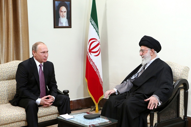 Na snímke ruský prezident Vladimír Putin a najvyšší iránsky duchovný vodca ajatolláh Alí Chameneí