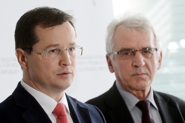  Na snímke minister školstva, vedy, výskumu a športu SR Juraj Draxler (vľavo) a nový školský ombudsman Marcel Maták