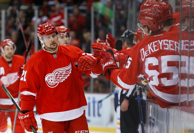 Hokejista Detroitu Red Wings Slovák Tomáš Tatar sa teší po strelení gólu v zápase zámorskej hokejovej NHL Detroit Red Wings  - Buffalo Sabres v Detroite