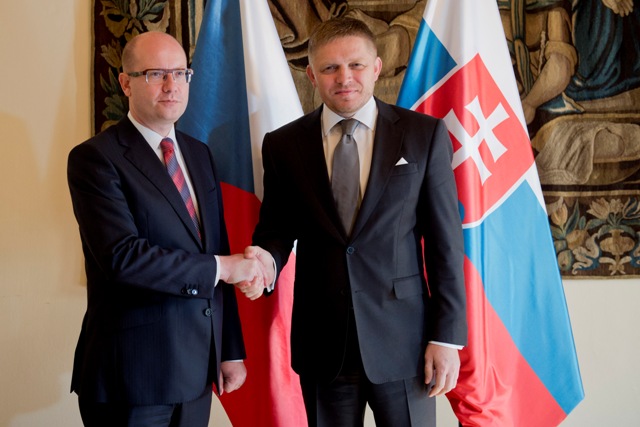 Na snímke predseda vlády SR Robert Fico (vpravo) a predseda vlády ČR Bohuslav Sobotka