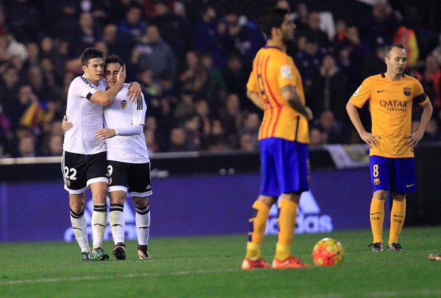 Futbalista Valencie Santi Mina (vľavo) sa teší so spoluhráčom Pacom Alcarerom po strelení vyrovnávajúceho gólu v zápase 14. kola španielskej futbalovej La Ligy FC Valencia - FC Barcelona