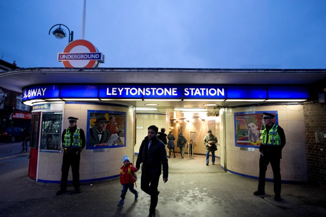 Britskí policajti hliadkujú pred stanicou metra Leytonstone vo východnom Londýne