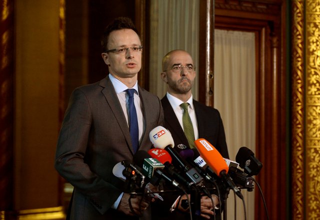 Na snímke minister zahraničných vecí a vonkajších ekonomických vzťahov Péter Szijjártó (vľavo)