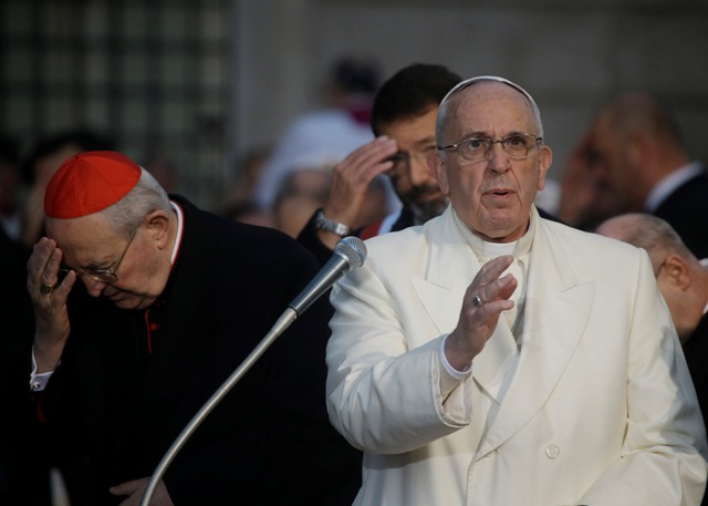 Na snímke vpravo pápež František