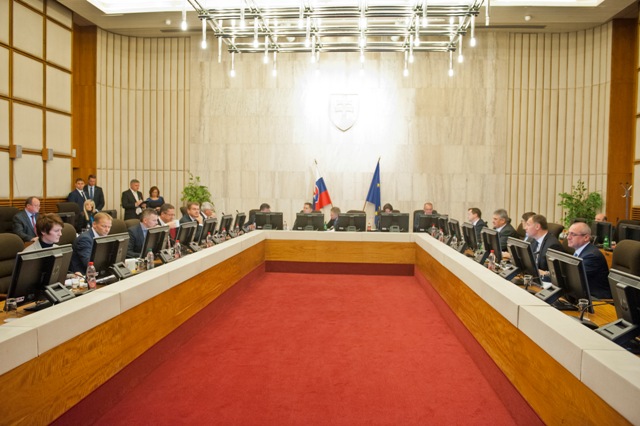 Na ilustračnej snímke pohľad do rokovacej miestnosti počas 191. schôdze vlády SR v Bratislave