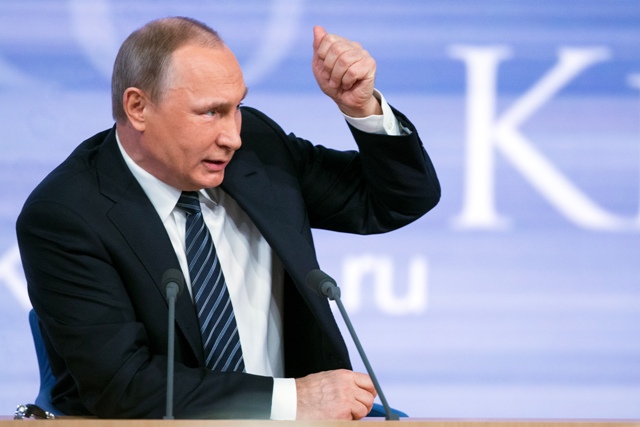 Ruský prezident Vladimir Putin reční na tradičnej koncoročnej tlačovej konferencii 17. decembra 2015 v Moskve