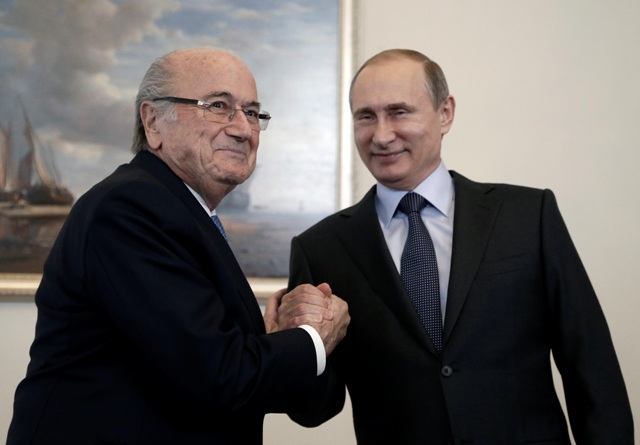 Na snímke ruský prezident Vladimir Putin (vpravo) a prezident FIFA Sepp Blatter