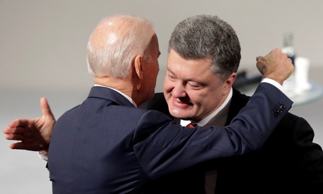 Na snímke ukrajinský prezident Petro Porošenko (vpravo) objíma amerického viceprezidenta Joa Bidena