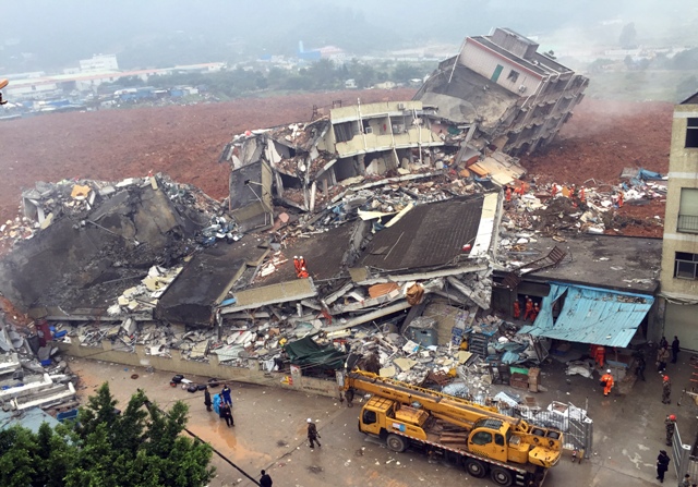 Záchranári hľadajú ľudí medzi ruinami budov, ktoré sa zrútili v dôsledku zosuvu pôdy v Šen-čene v juhočínskej provincii Kuang-tung 20. decembra 2015