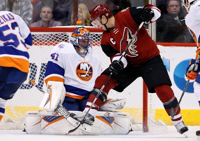 Na snímke brankár Jaroslav Halák z New Yorku Islanders a Shane Doan z Arizony Coyotes v zápase zámorskej NHL 19. decembra 2015 v Glendale
