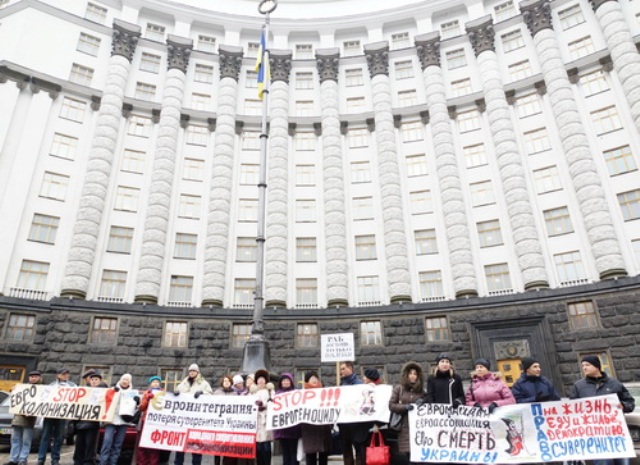 V Kyjeve pred budovou Úradu vlády niekoľko desiatkov aktivistov protestovali proti politike súčasného vedenia Ukrajiny