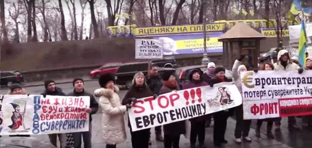 V Kyjeve pred budovou Úradu vlády niekoľko desiatkov aktivistov protestovali proti politike súčasného vedenia Ukrajiny