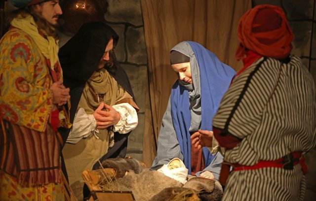 Na ilustračnej snímke predstavenie Živý Betlehem - Večný príbeh o narodení Ježiška v podaní skupiny historického šermu Spoločnosť veselých šermiarov Cassanova