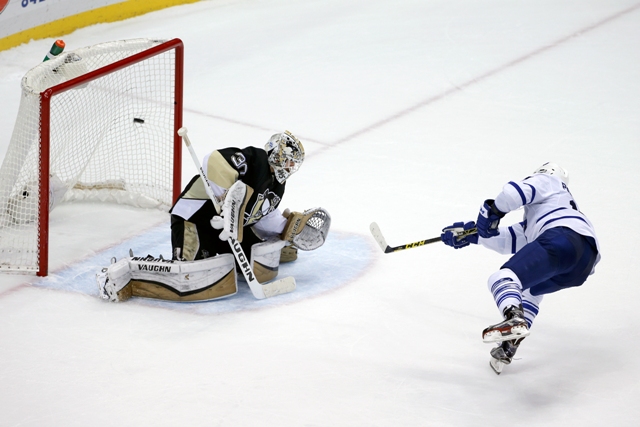 Hokejista Toronta Maple Leafs P.A. Parenteau strieľa víťazný gól brankárovi Pittsburghu Penguins Mattovi Murraymu v samostatných nájazdoch v zápase zámorskej hojkejovej NHL Pittsburgh Penguins - Toronto Maple Leafs v Pittsburghu