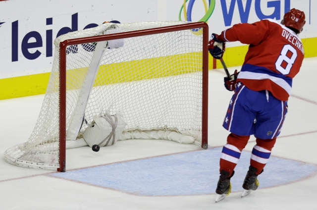 Kapitán Washingtonu Capitals Rus Alex Ovečkin strieľa gól do prázdnej brány  v záverečnej tretine zápasu zámorskej hokejovej NHL  Washington Capitals - Buffalo Sabres vo Washingtone
