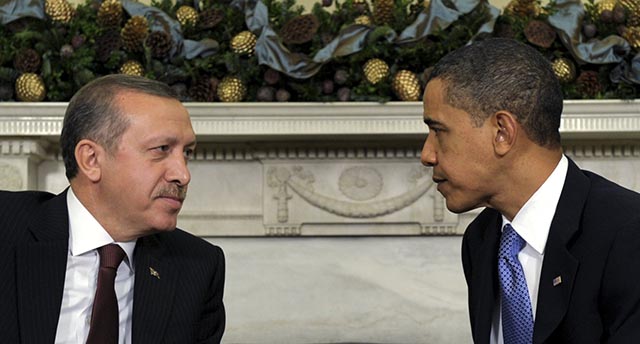 Americký prezident Barack Obama (vpravo) počas stretnutia s tureckým premiérom Recepom Tayyipom Erdoganom. Ilustračné foto.