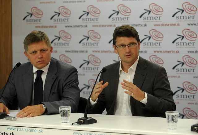Predseda strany SMER-SD Robert Fico (vľavo) a podpredseda strany Marek Maďarič (vpravo)