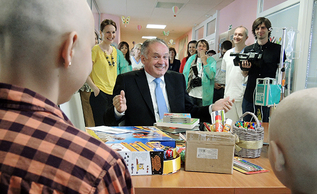 Na snímke uprostred prezident SR Andrej Kiska počas návštevy Kliniky pediatrickej onkológie a hematológie Detskej fakultnej nemocnice s poliklinikou (DFNsP) v Banskej Bystrici. Ilustračné foto