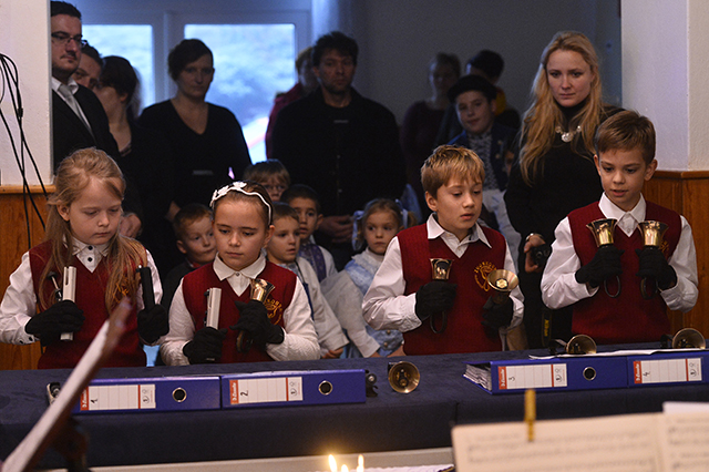 deti hra na zvončekoch vianočný koncert