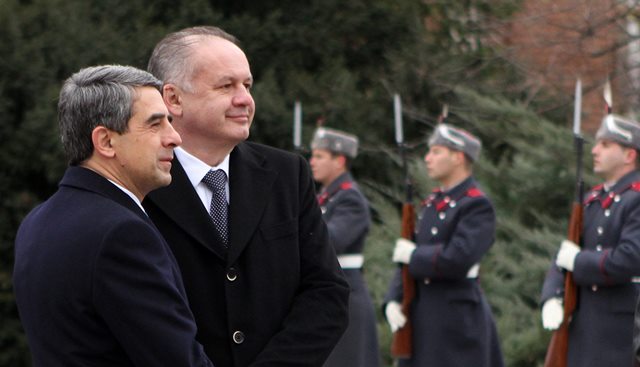 Na snímke prezidet SR Andrej Kiska (druhý zľava) a bulharský prezident Rosen Plevneliev počas stretnutia v Sofii