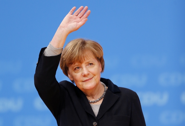 Na snímke nemecká kancelárka Angela Merkelová máva členom strany po svojom prejave počas zjazdu Kresťanskodemokratickej únie (CDU)