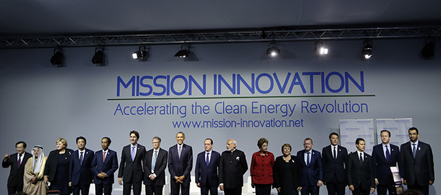 Svetoví lídri, vrátane francúzskeho prezidenta Francoisa Hollanda (deviaty zľava) a amerického prezidenta Baracka Obamu (ôsmy zľava) pózujú počas skupinovej fotografie na stretnutí Misia inovácie: "Urýchlenie úplnej energetickej revolúcie" v rámci klimatického summitu OSN v Paríži.