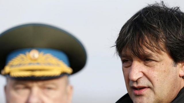 Na snímke srbský minister obrany Gasič, ktorý pre pikantnú poznámku voči novinárke musel odstúpiť
