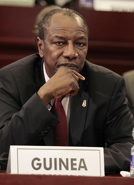 Na snímke guinejský demokraticky zvolený prezident Alpha Conde 
