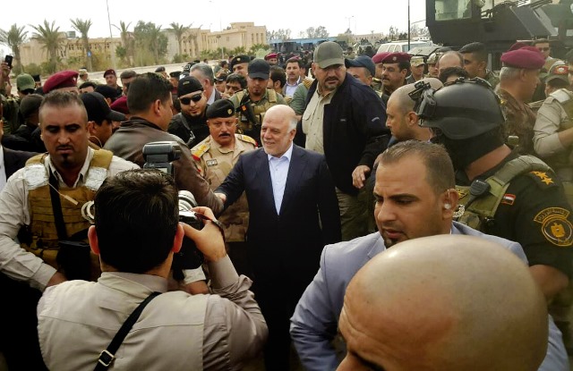 Na snímke uprostred iracký premiér Hajdar Abádí