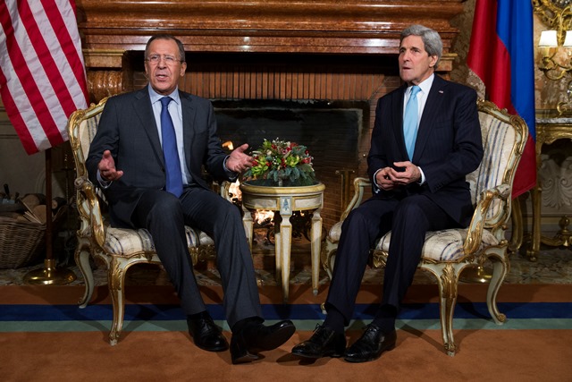 Na snímke ruský minister zahraničných vecí Sergej Lavrov (vľavo) a americký šéf diplomacie John Kerry