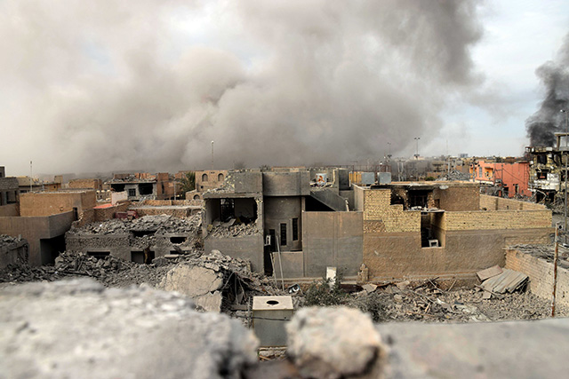 Zničené budovy počas leteckých útokov Američanmi vedenej koalície a bojov príslušníkov irackých bezpečnostných síl s militantmi Islamského štátu (IS) na frontovej línii v irackom meste Ramádí