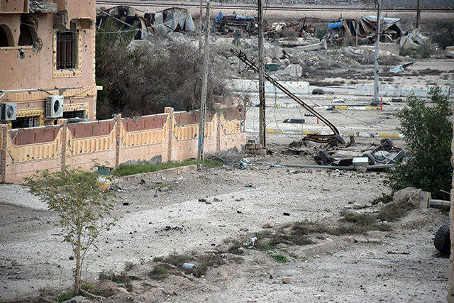 Zničené budovy počas leteckých útokov Američanmi vedenej koalície a bojov príslušníkov irackých bezpečnostných síl s militantmi Islamského štátu (IS) na frontovej línii v irackom meste Ramádí