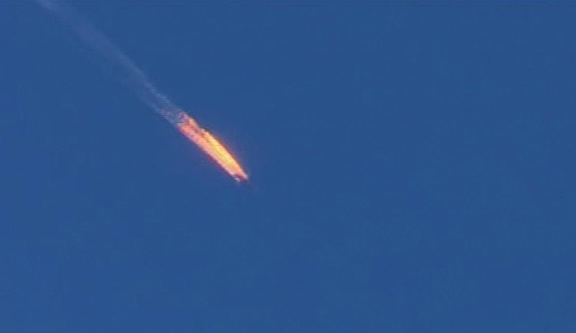 Na snímke zo záberu tureckej televízie Habertürk  je zostrelené ruské vojenské lietadlo v provincii Hatay.