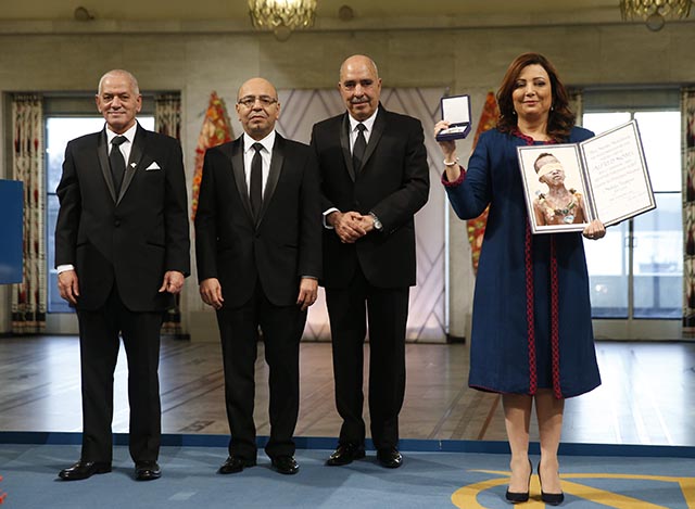 Na snímke zástupcovia kvarteta pre národný dialóg v Tunisku v nórskom Osle prevzali Nobelovu cenu mieru za rok 2015