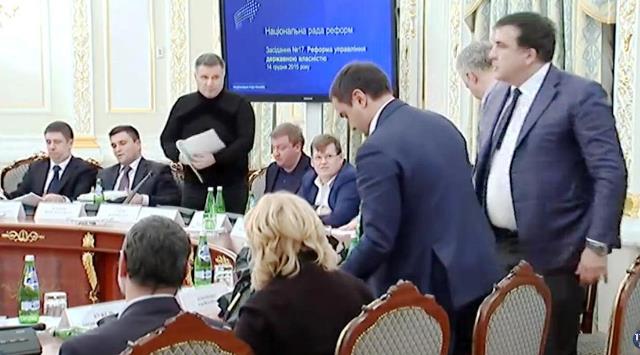 Na snímke z videa Avakov a Saakašvili počas rokovania rady 