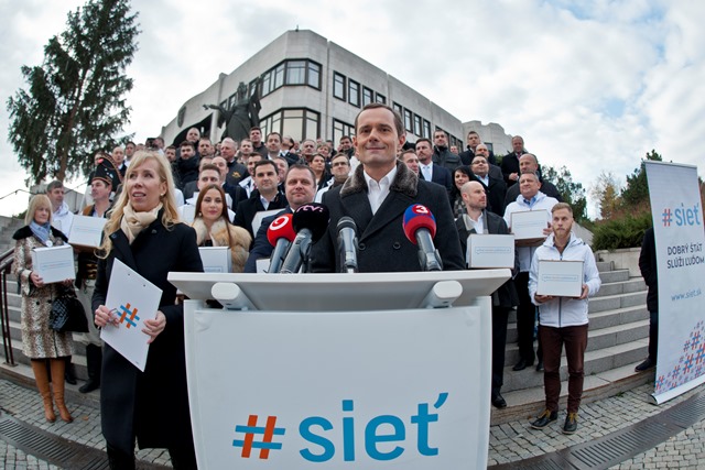 Na snímke uprostred predseda strany #Sieť Radoslav Procházka počas brífingu k odovzdaniu podpisov pod petíciu za zavedenie hmotnej zodpovednosti politikov a vylúčenie schránkových firiem z verejného priestoru