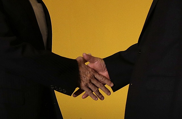 Čínsky prezident Si Ťin-pching (vpravo) a jeho taiwanský náprotivok Ma Jing-iou si podávajú ruky