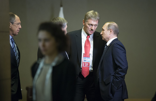 Na snímke ruský prezident Vladimir Putin (vpravo), hovorca Kremľa Dmitrij Peskov (druhý sprava) a šéf ruskej diplomacie Dmitrij Lavrov (vľavo)