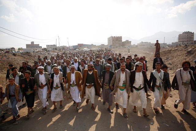 Na snímke šiitskí povstalci, tzv. húsíovia pochodujú počas zhromaždenia na vyjdrenie podpory svojmu hnutiu v Saná