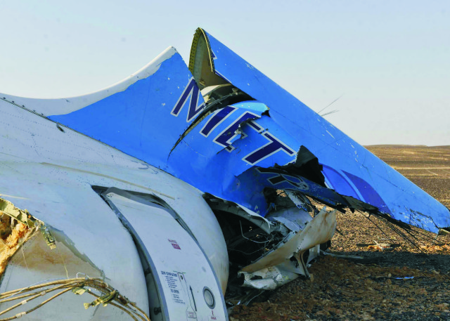 Na snímke zadná časť ruského lietadla Airbus A321, ktoré havarovalo v centrálnej časti egyptského Sinajského polostrova v sobotu 31. októbtra 2015. Lietadlo spoločnosti Kogalymavia a 217 cestujúcimi a siedmimi členmi posádky na palube smerovalo z prímorského letoviska  Šarm aš-Šajch do ruského Petrohradu