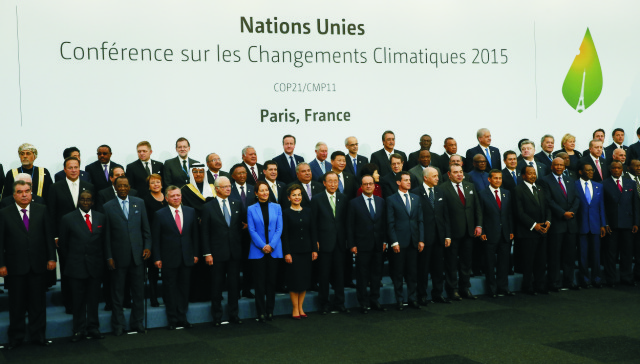 Svetoví lídri pózujú počas skupinovej fotografie na klimatickom summite OSN v Paríži (COP21) 30. novembra 2015