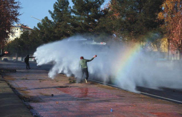 Poriadková polícia používa vodné delá a slzotvorný plyn počas protestu